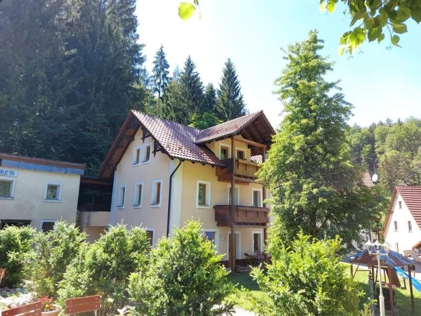 Gasthof Restaurant Jamas Hotel Pottenstein Exterior photo